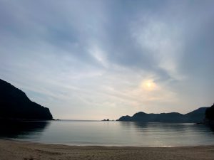 曇り空の佐津海水浴場