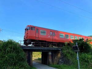 農道へ向かう途中線路をくぐる