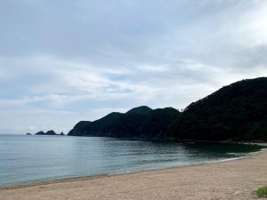 安木浜から見た貝殻島