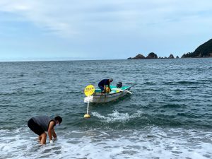 遊泳エリアブイの回収