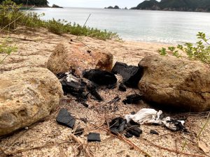 BBQ後の炭を海に放置