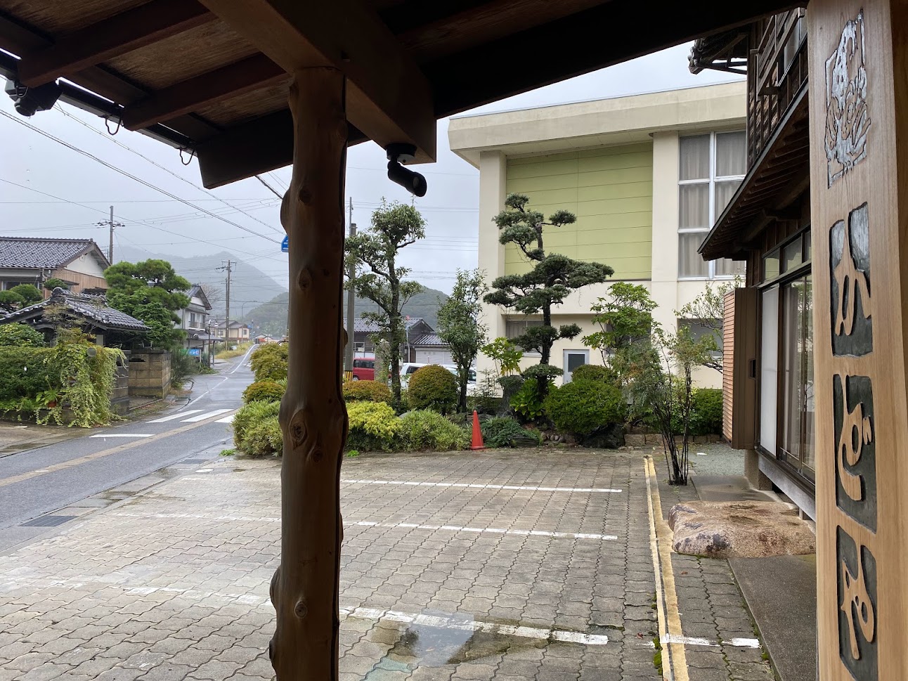 一昨日10月12日、雨の玄関にて。この日は終日雨模様でした