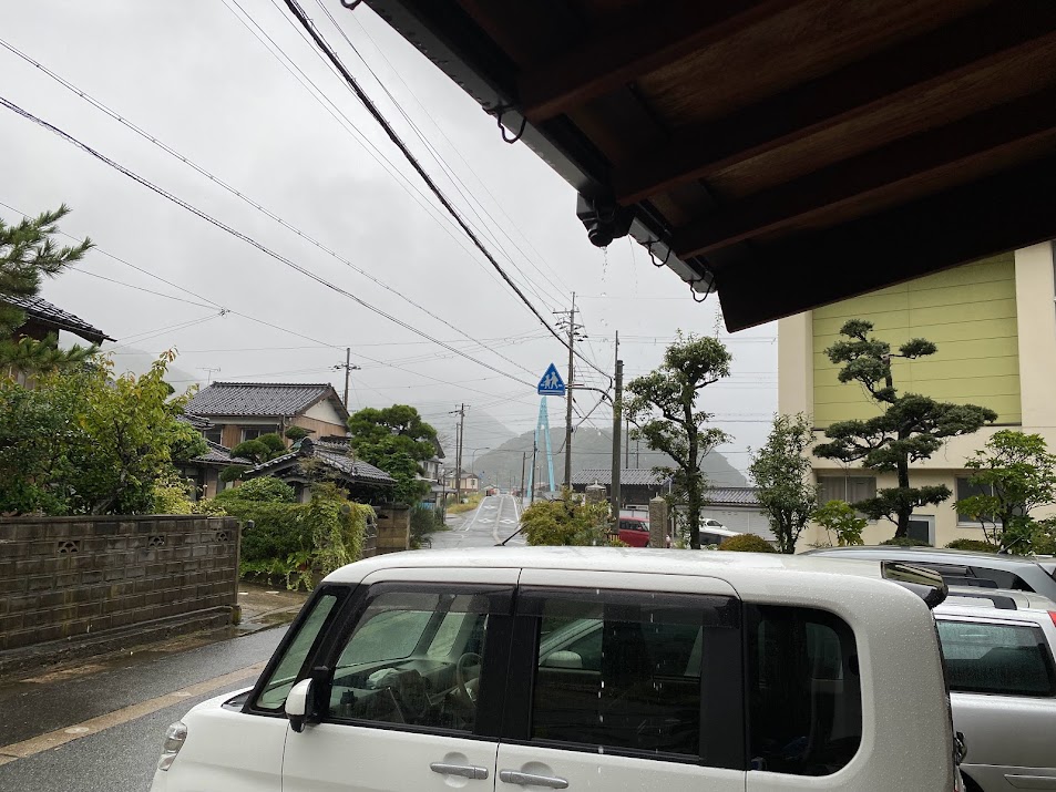 昨日10月13日、雨の玄関にて。２日連続雨でした