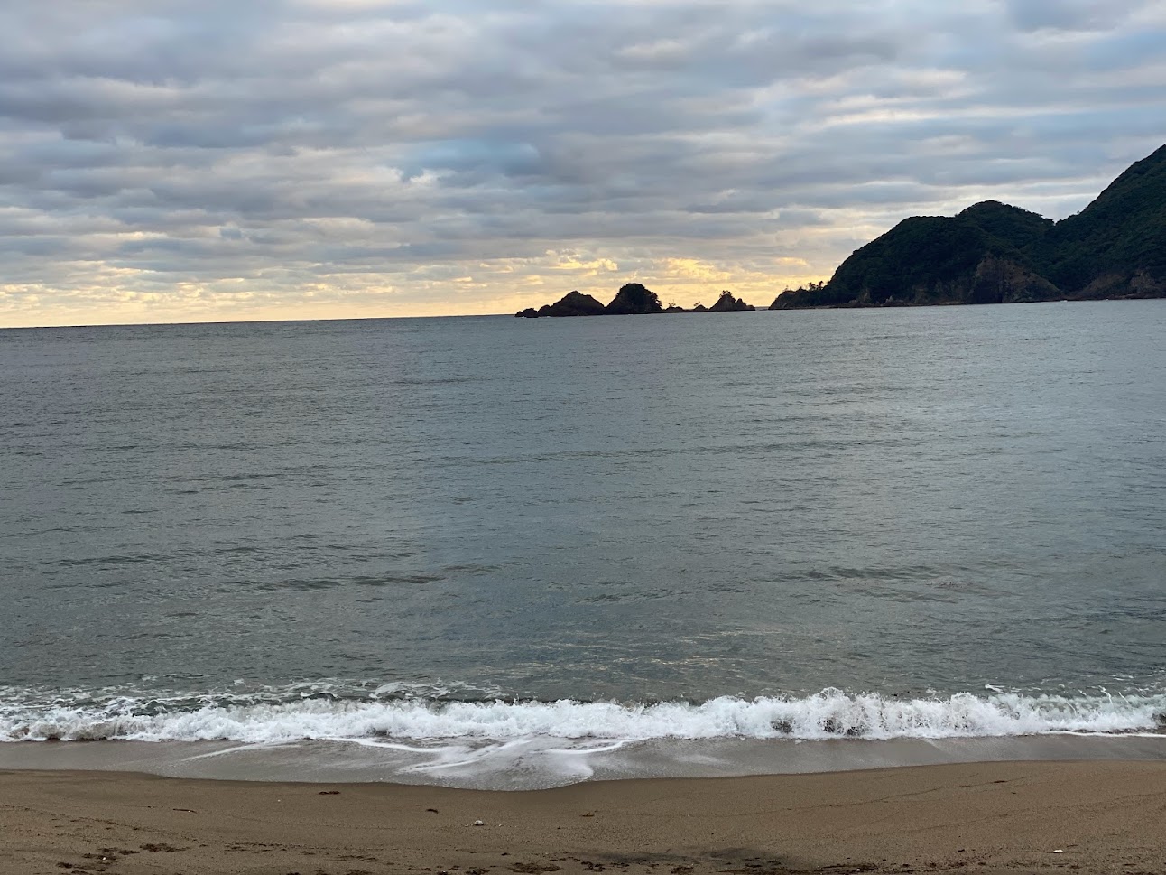 雲が多く、波高め、秋の日本海