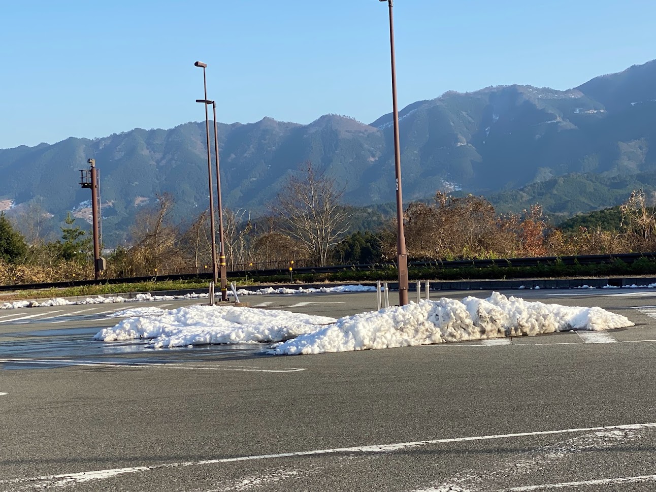 駐車場に残雪のある但馬まほろば