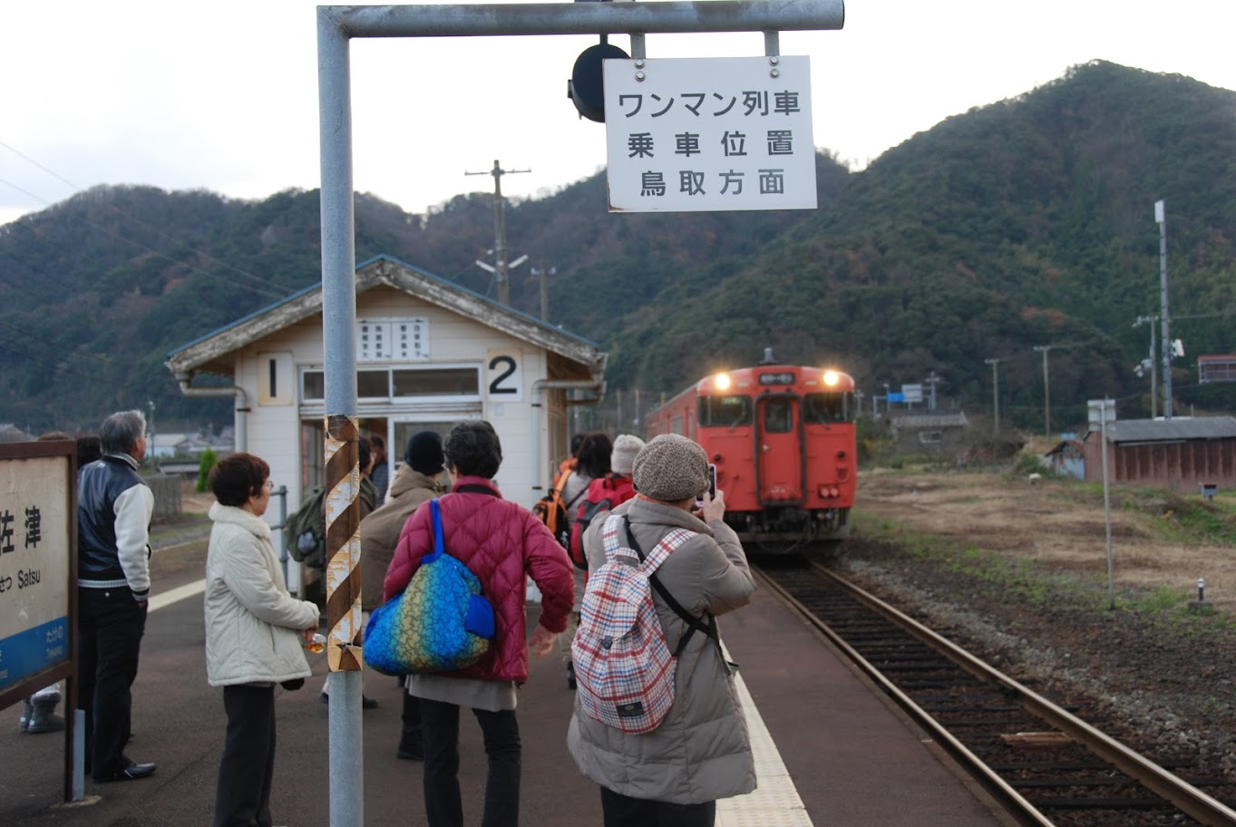 佐津駅に普通列車が停車