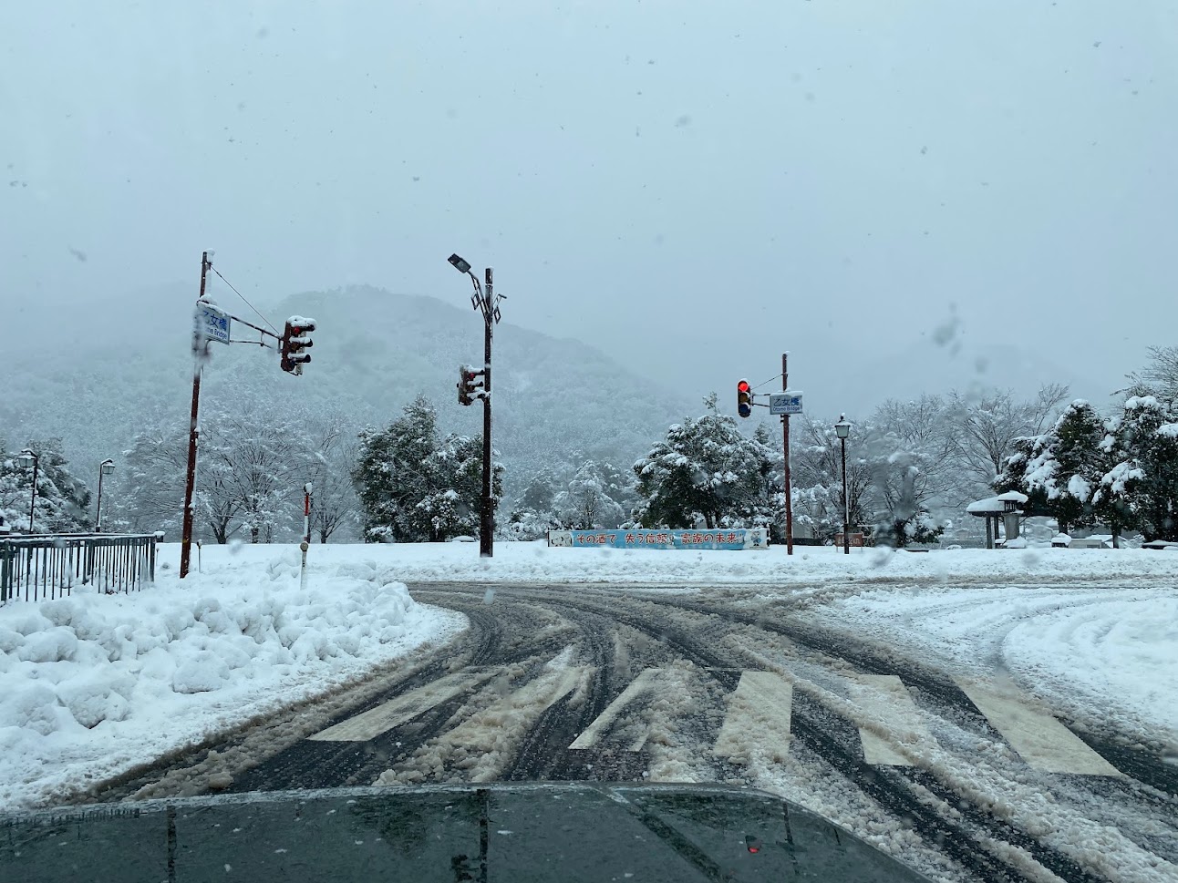 雪の凹凸に注意し、轍には逆らわないこと