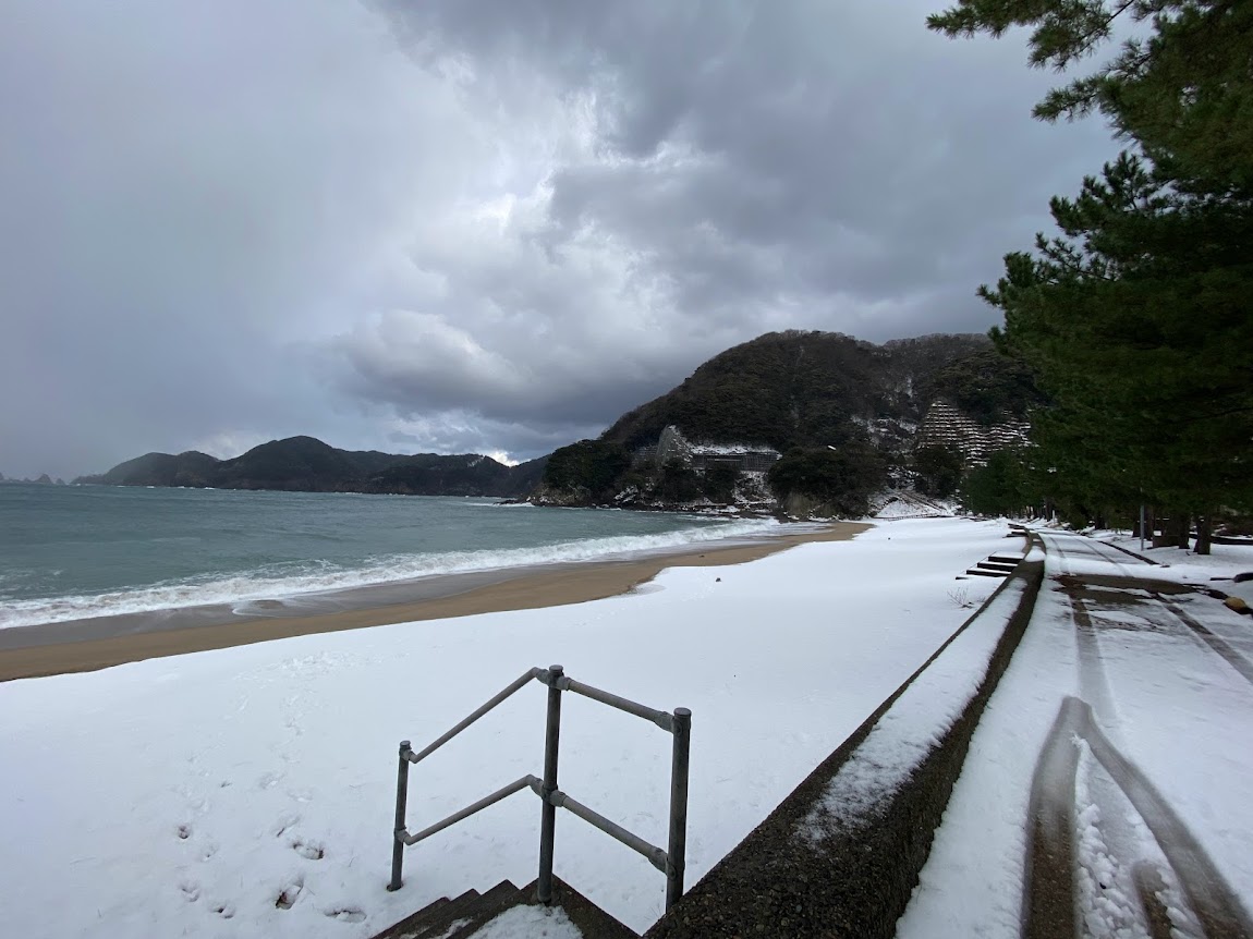 雪に覆われた佐津海水浴場