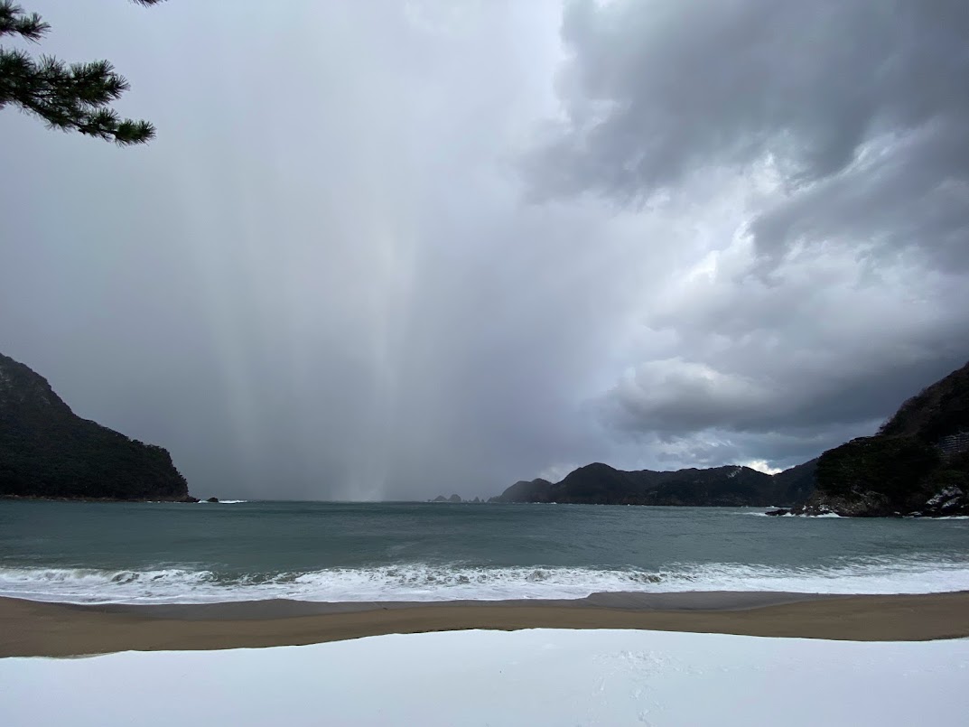 雪に覆われた佐津海水浴場（正面）