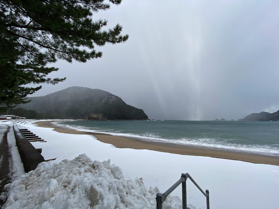 西側奥の方が雪よりも砂浜部分が大きい