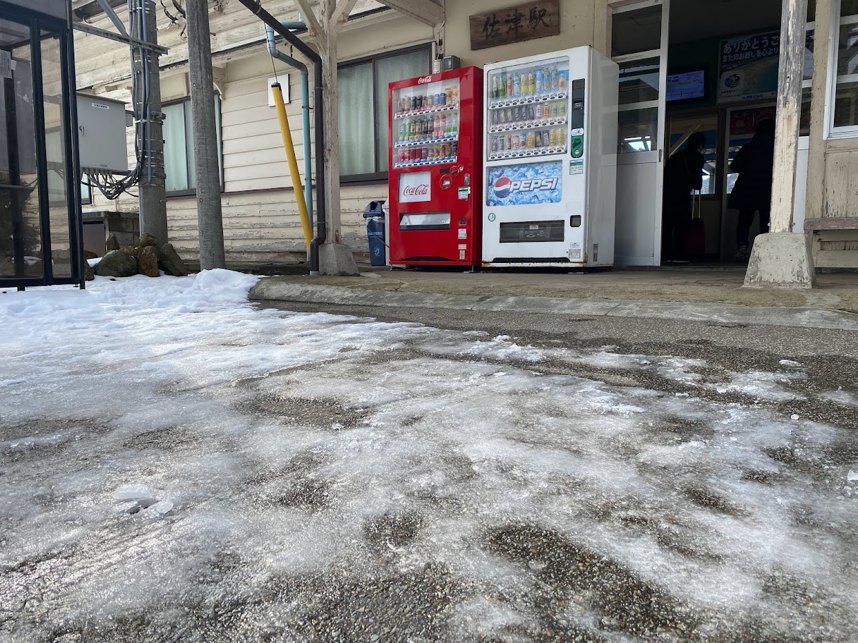 佐津駅前の凍結した路面