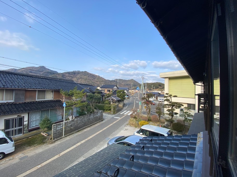 かどや２階から青空の広がる春の景色