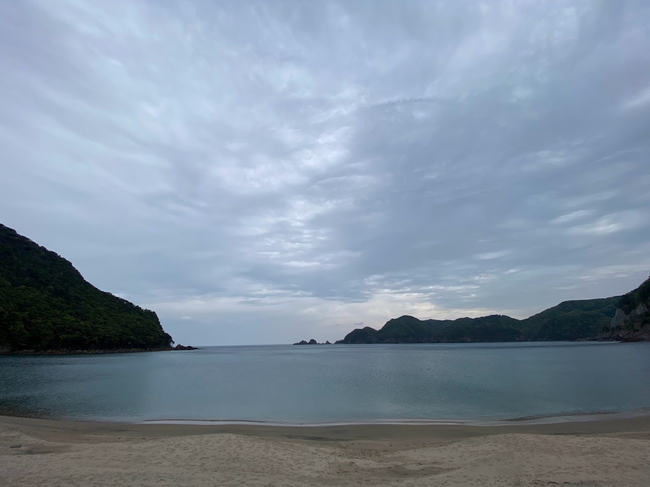 雨が降る直前の佐津海水浴場