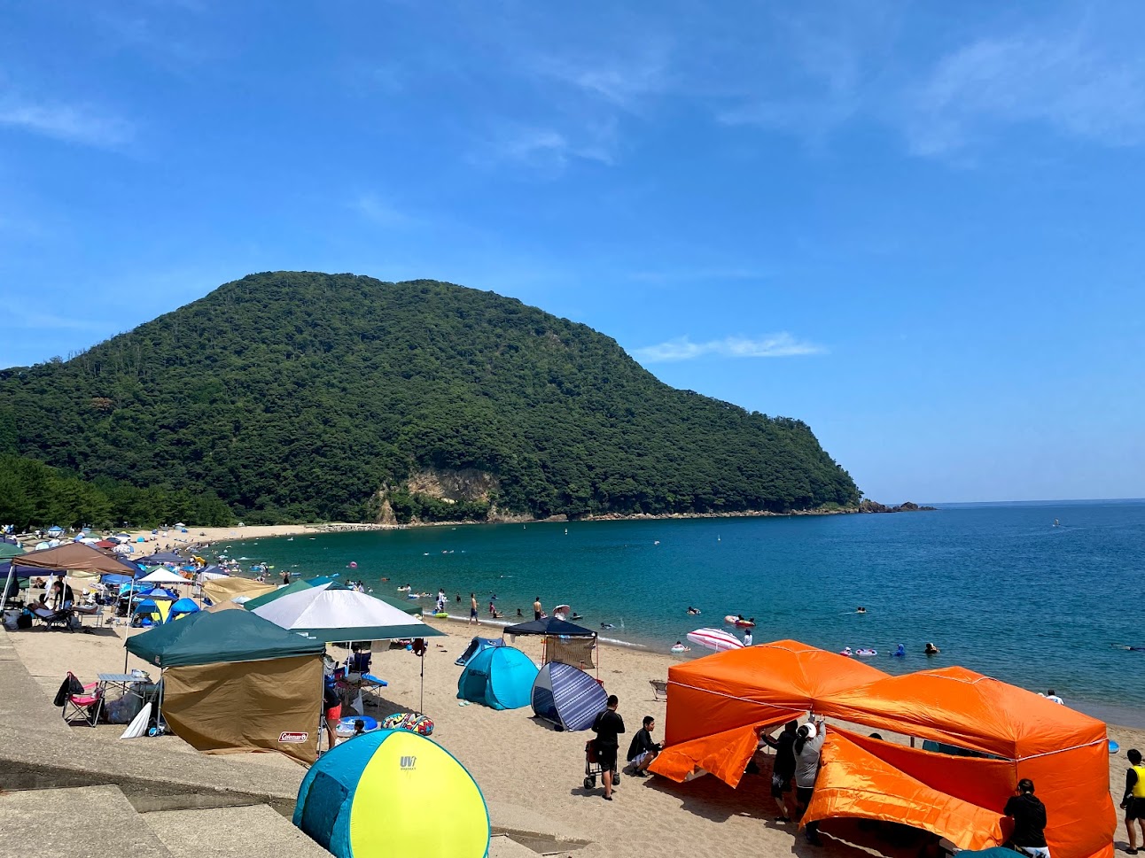 夏真っ盛りの佐津海水浴場