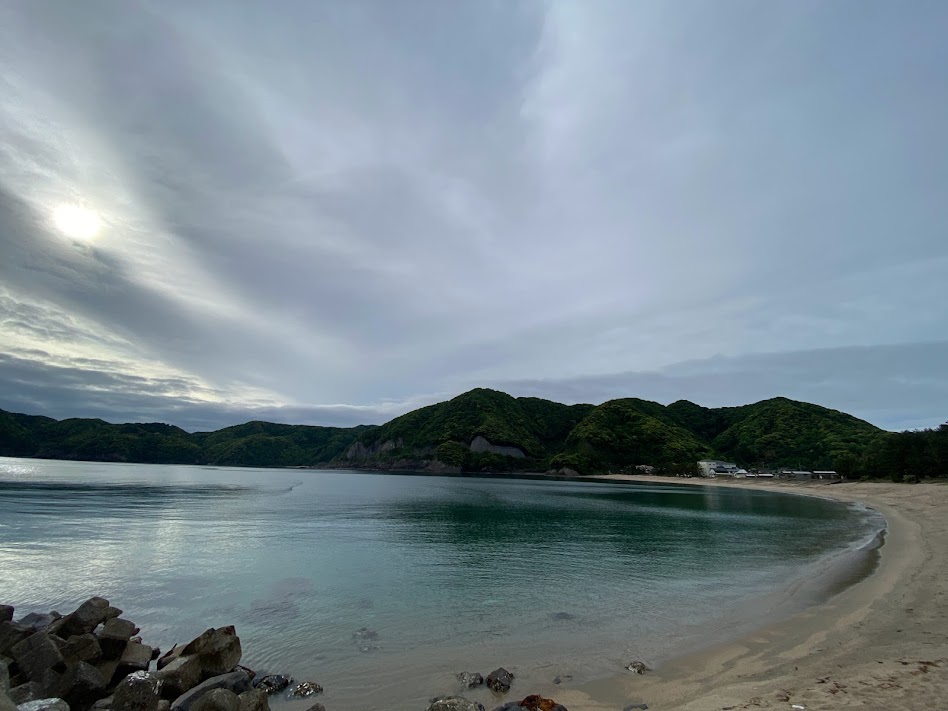 曇り空、ベタ凪の佐津海水浴場