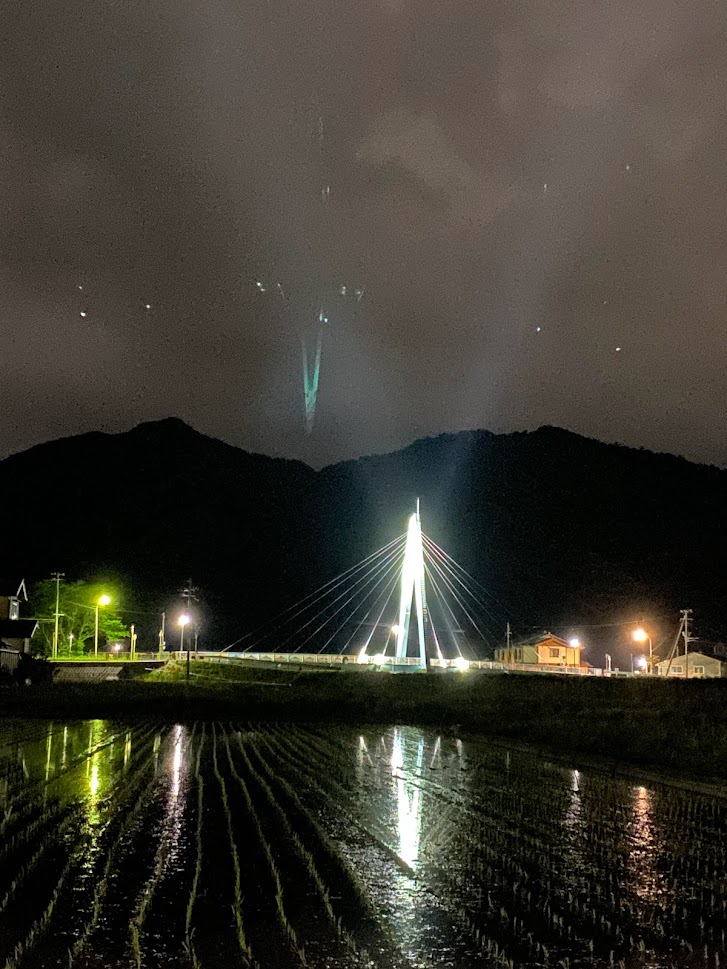 夜の佐津っこ橋と田植え直後の田んぼ