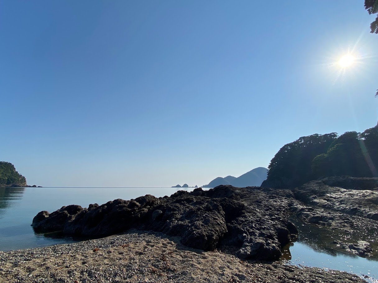 佐津海水浴場東端の岩場