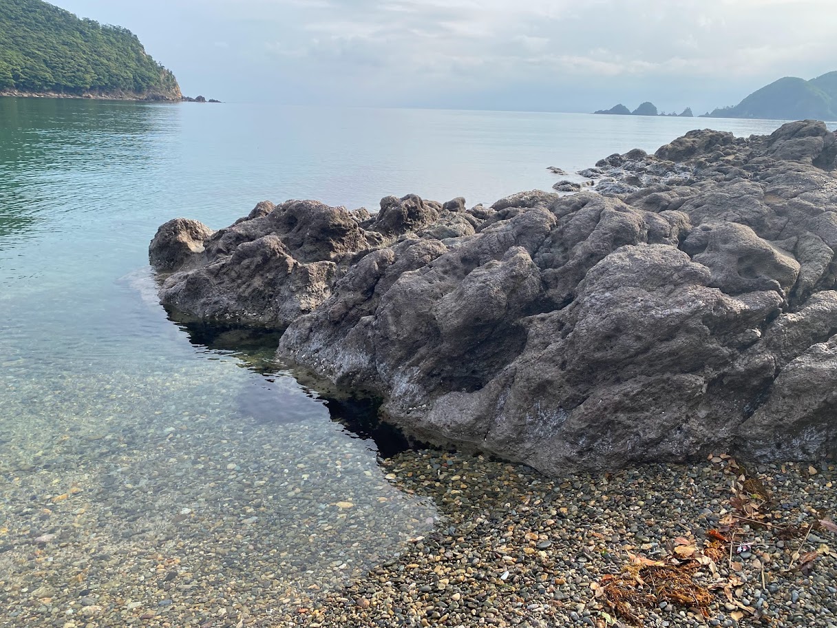 佐津海水浴場東端の岩場