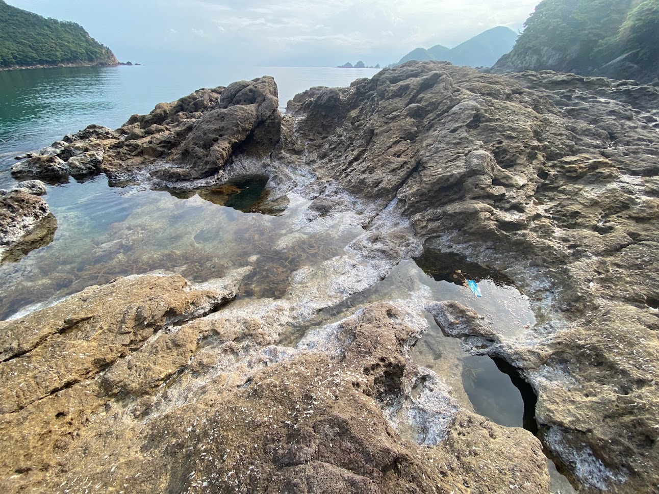 佐津海水浴場の岩場、磯場