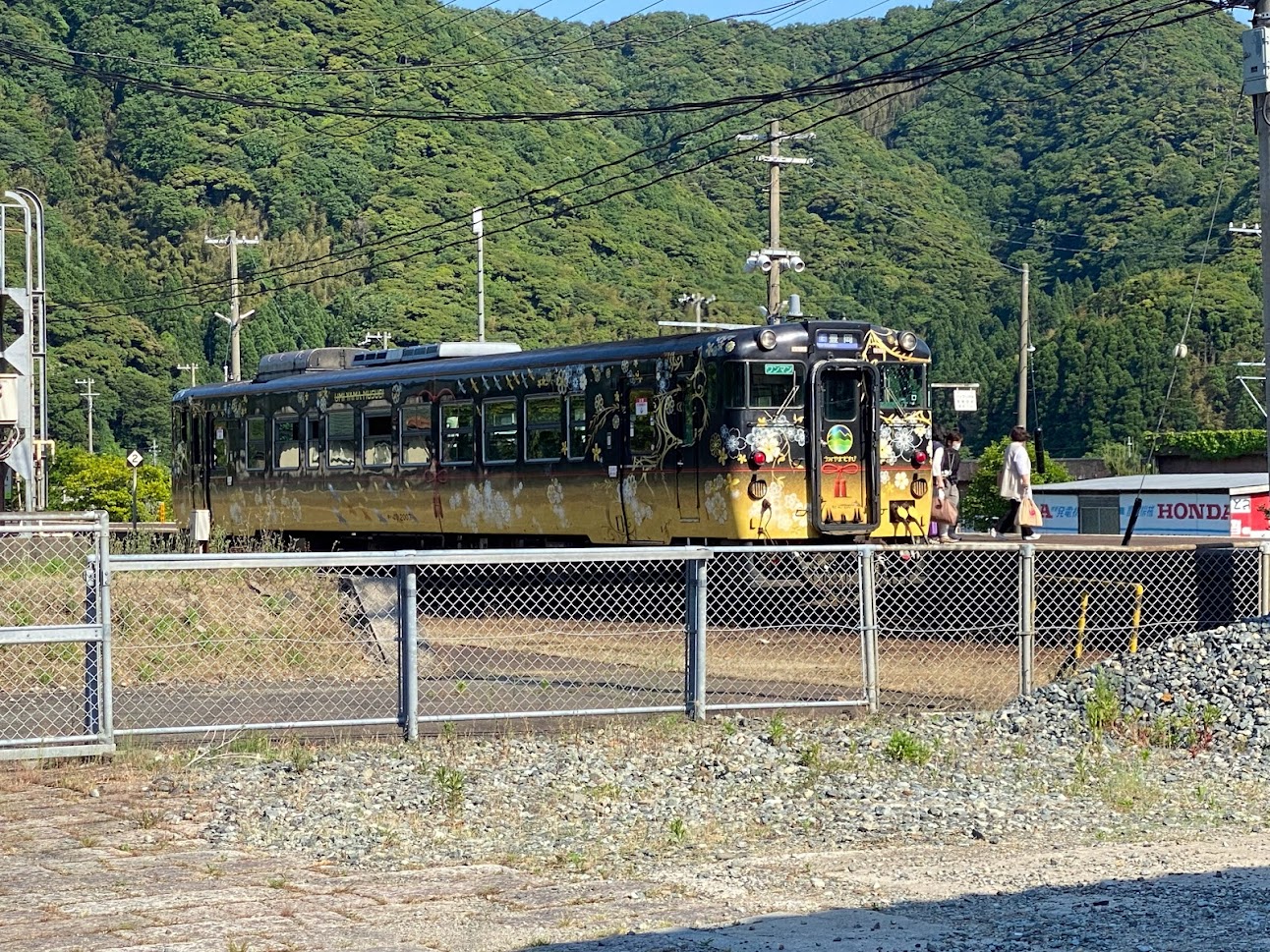 JR佐津駅に停車した観光列車「うみやまむすび」