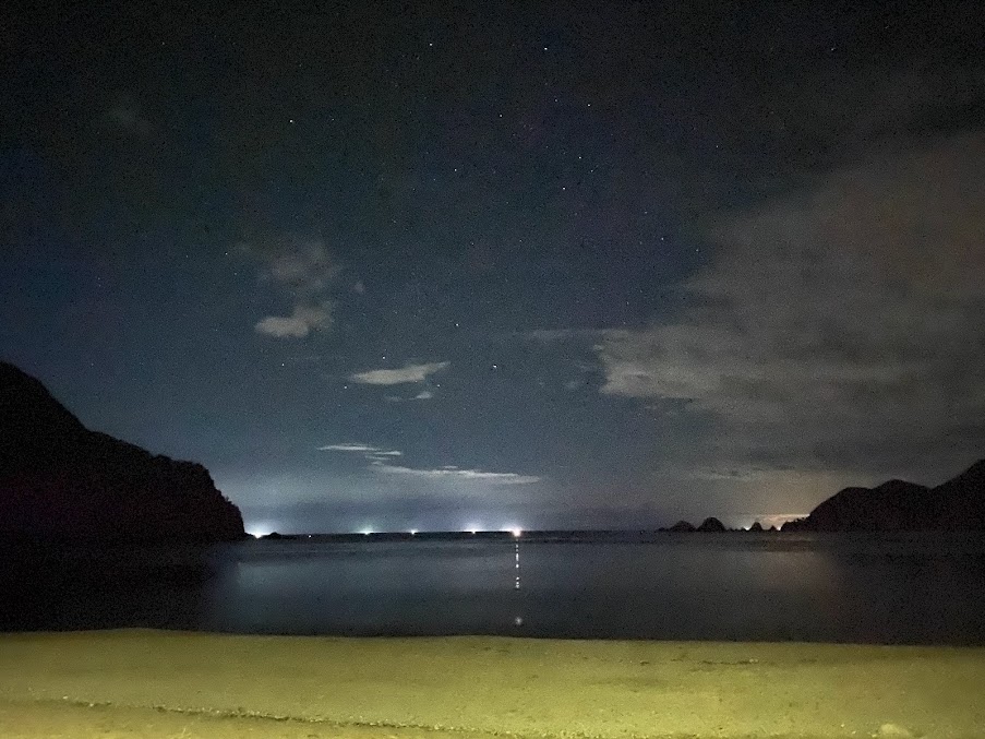 佐津浜と沖に見える貝殻島と漁火