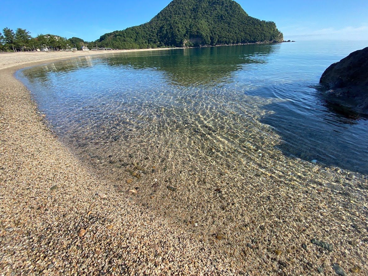 抜群の透明度の佐津海水浴場