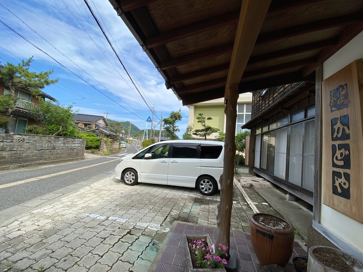 6月25日朝、民宿かどや玄関より