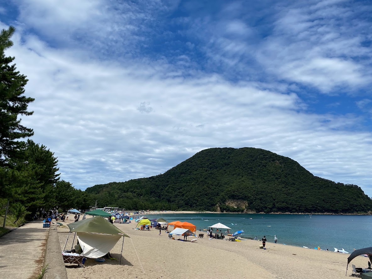 海辺は炎天下でもテントの下は涼しい