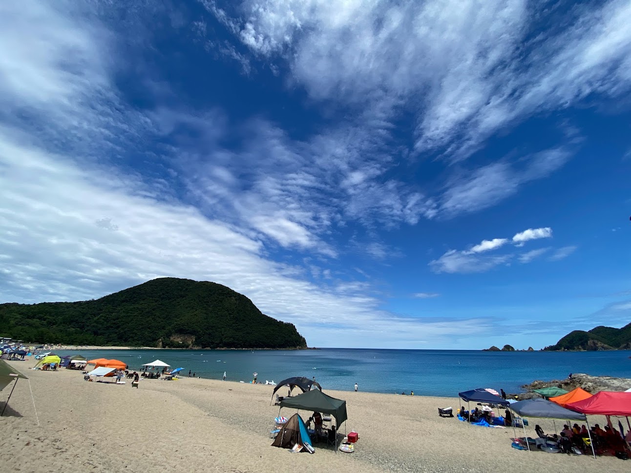 夏、べた凪の日が多い日本海、佐津海水浴場