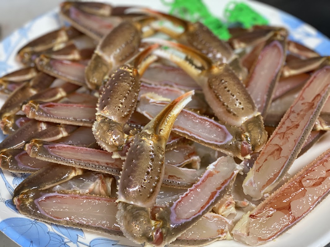 焼きガニ用の松葉ガニ（タグは香住漁港）