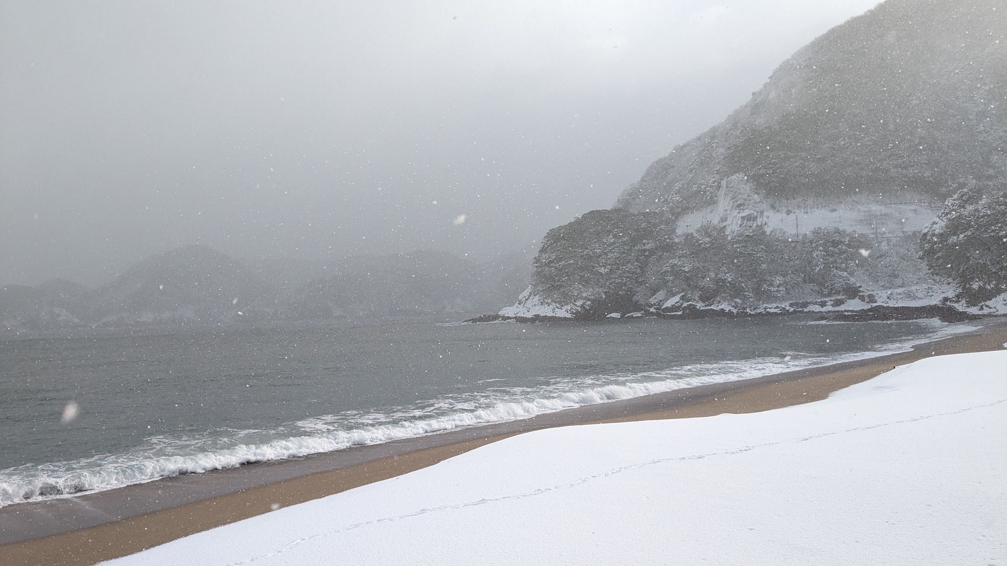 でも、激しく雪の降る光景と荒々しい波のコラボが迫力ありますよね