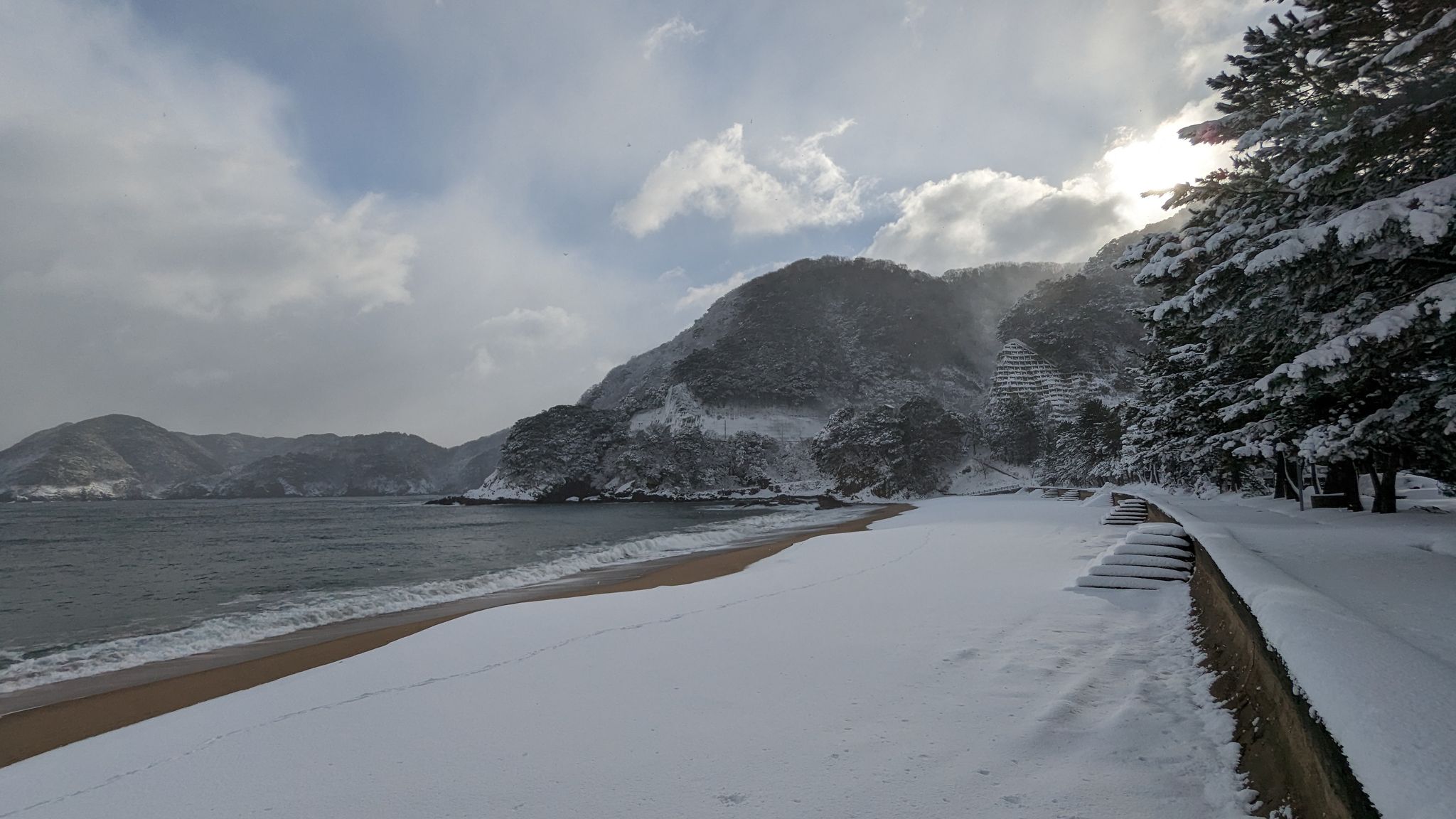 雪雲の中から青空が覗くことも