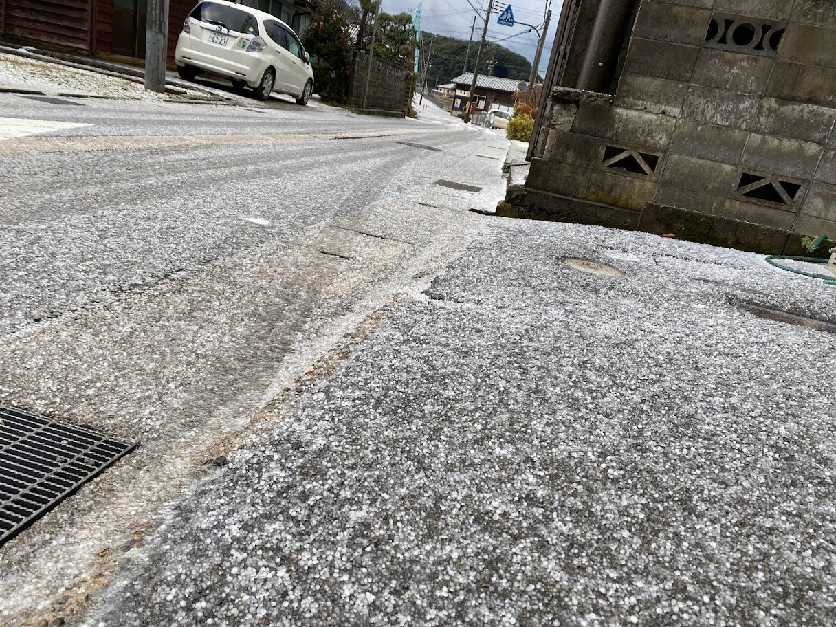 最近は降っても雪ではなく、霰（あられ）が多いです