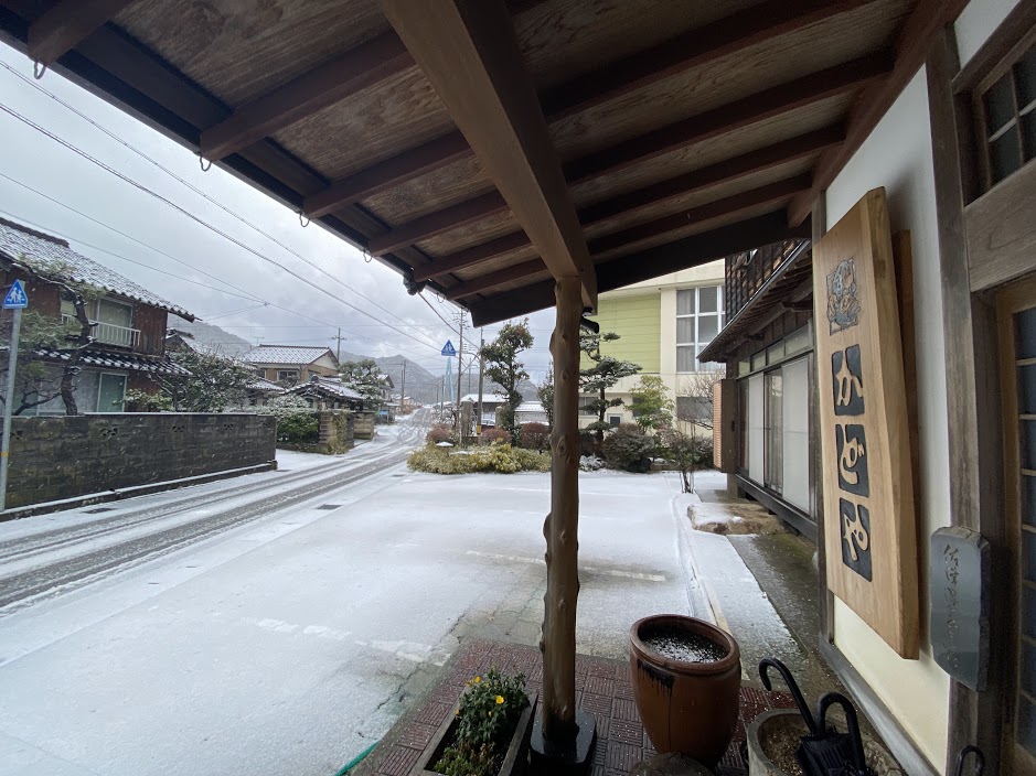 お昼過ぎより道路が白く