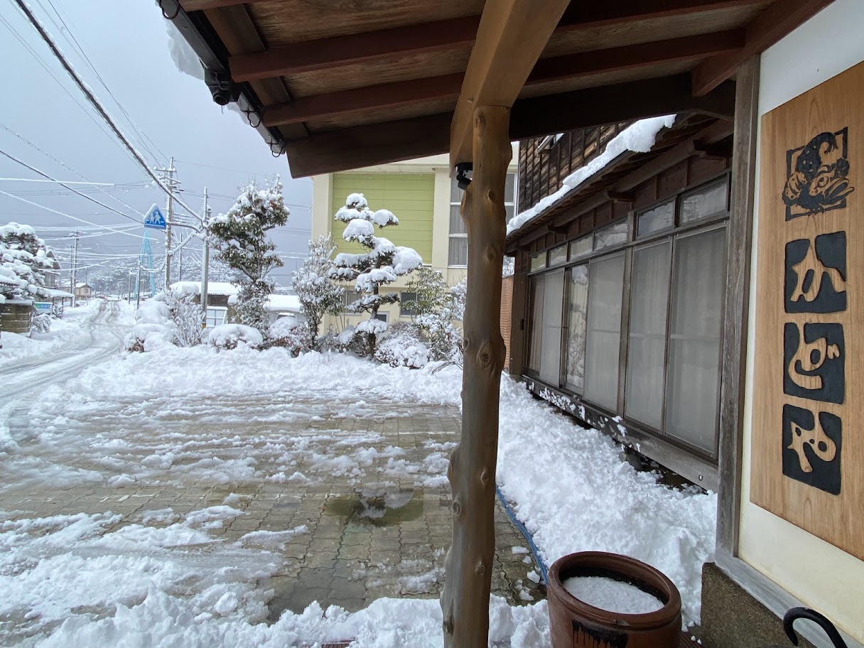 雪退けした直後の駐車場