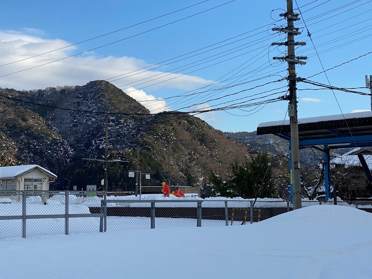 無人駅ホームの除雪を行うJR職員さん