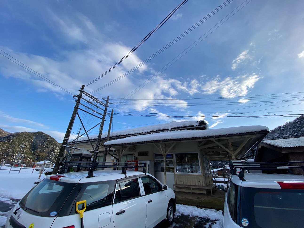 青空の出ている１月２９日午後4時ごろの佐津駅