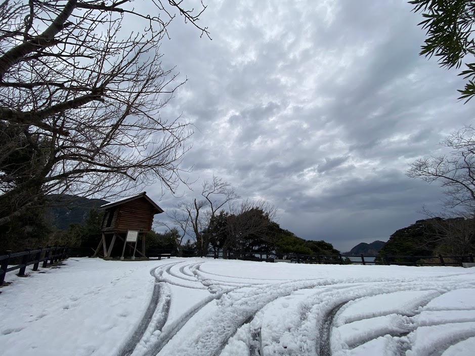 ２月、雪に覆われている魚見台駐車場