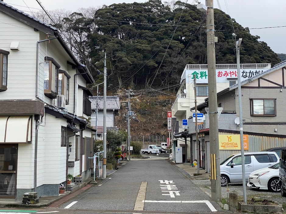 佐津駅から北の方角を見ると中川商店さんが見えます