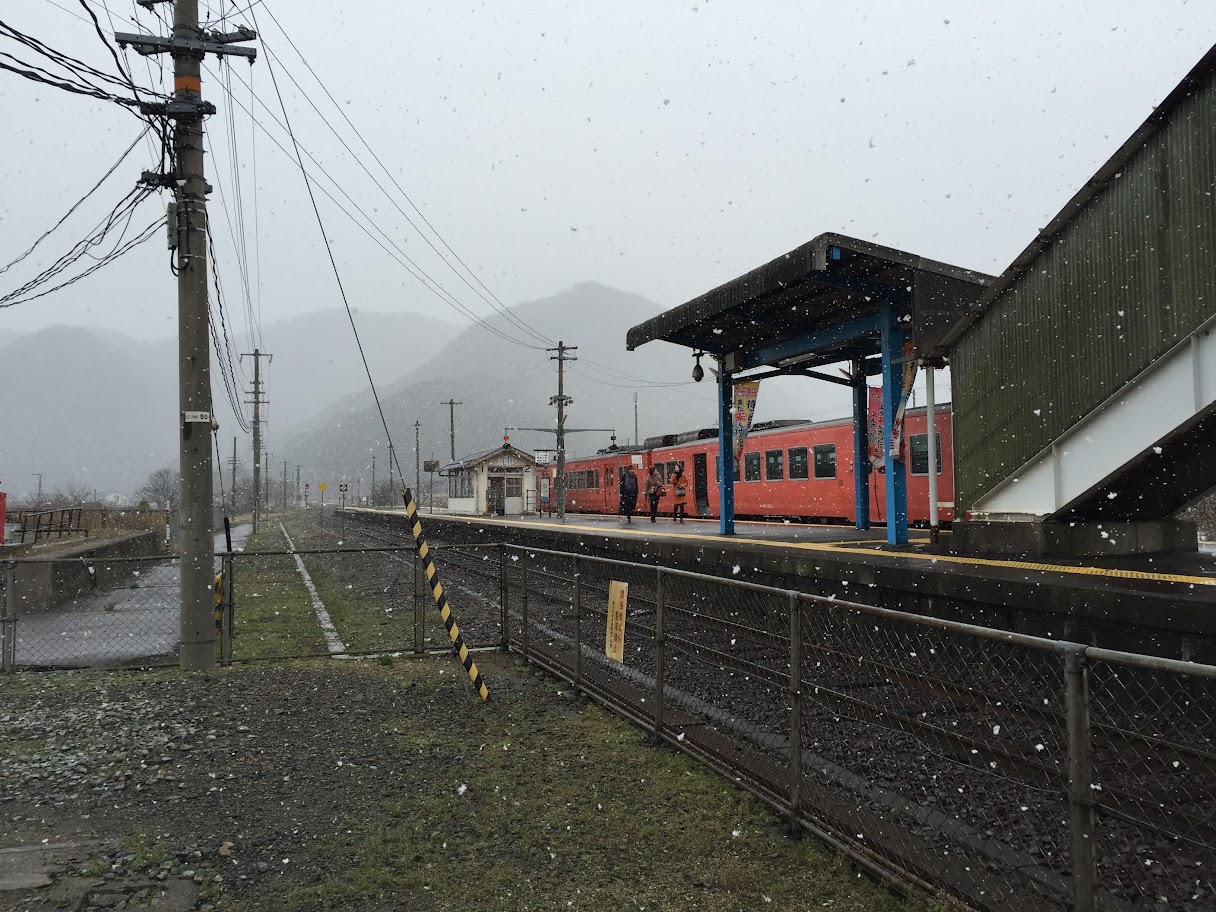 雪の降る時期のJR佐津駅