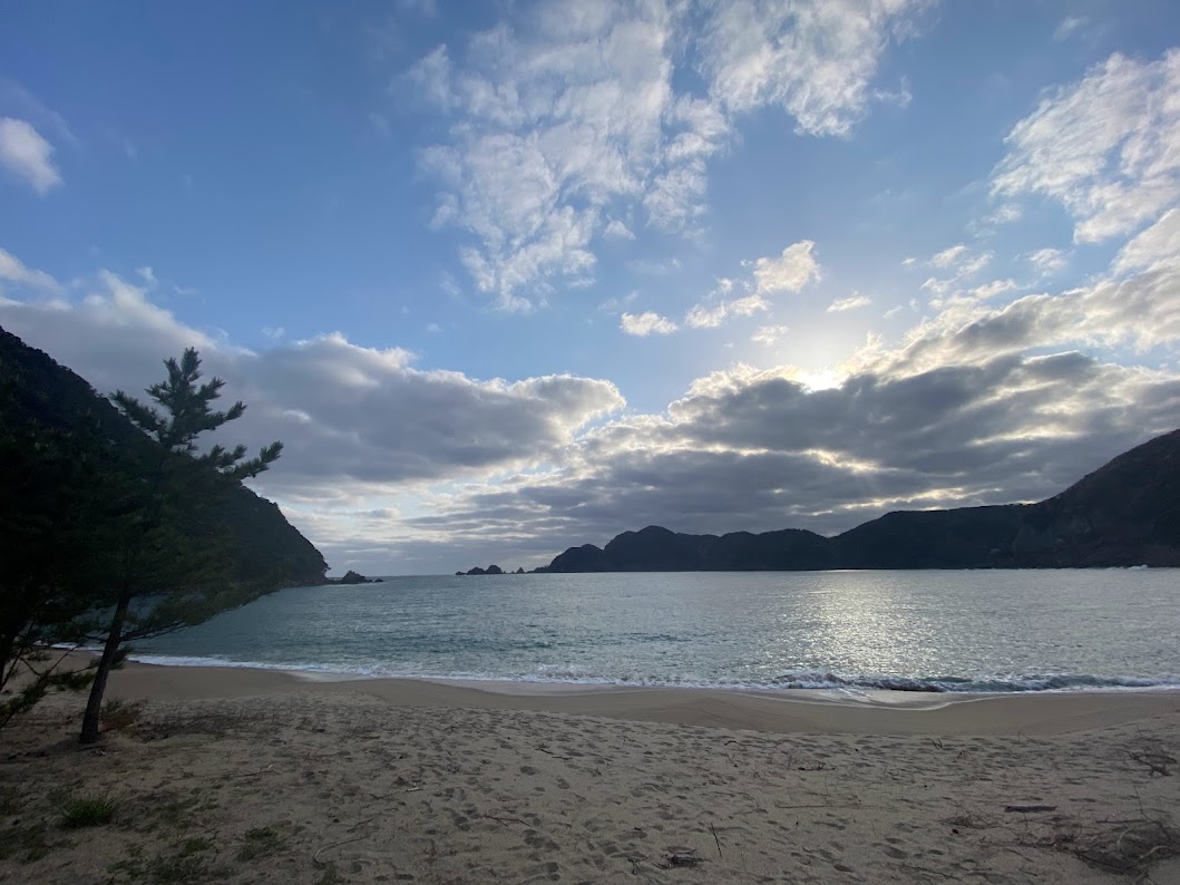 4月上旬、朝の佐津海水浴場
