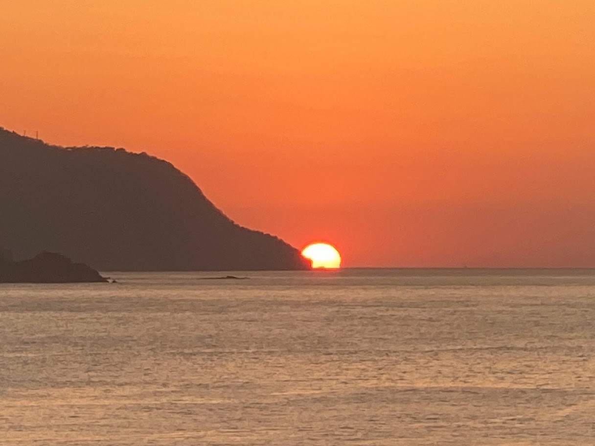 拡大ズームで撮影した今子浦の夕陽