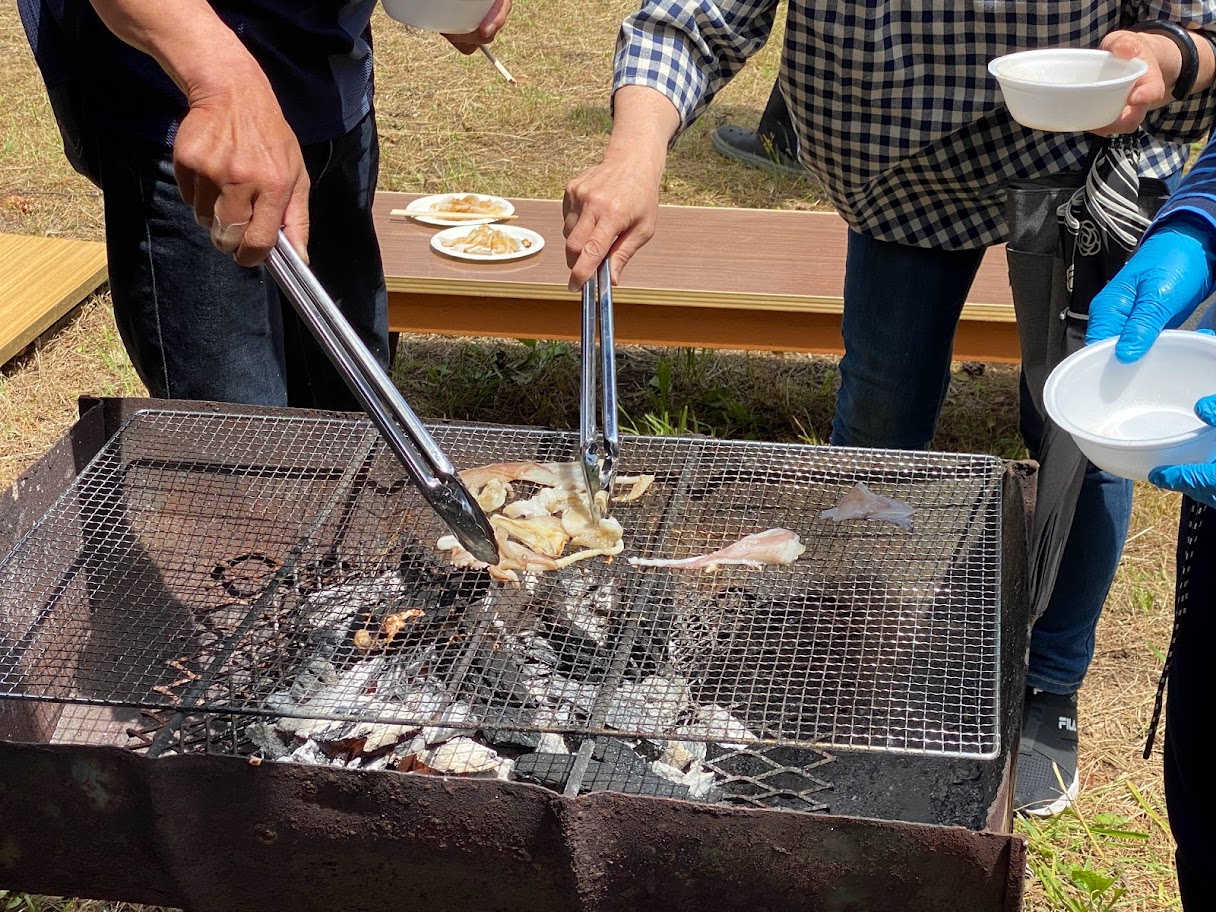 自身が捌いたイカをお刺身や焼きで食べます♪