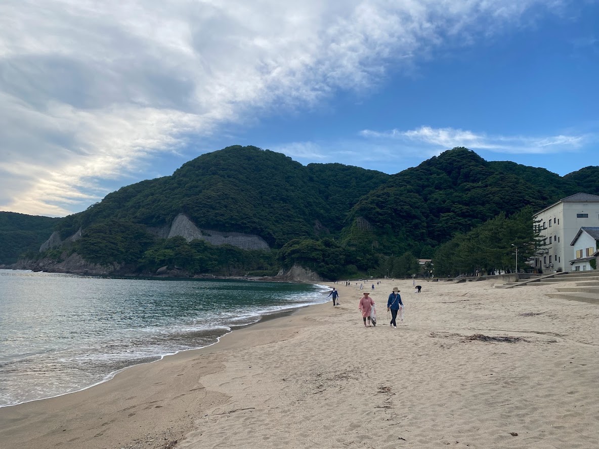 海岸の漂着ゴミ等をきれいに拾っていきました♪