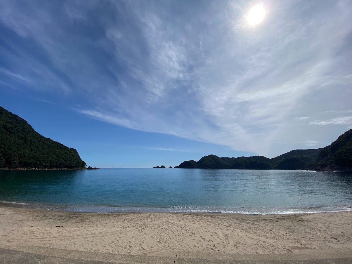 6月末の佐津海水浴場。ベタ凪の日も多いです