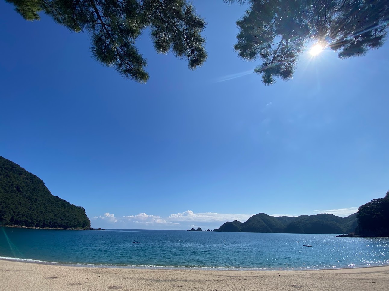 夏らしい青空の広がる佐津海水浴場