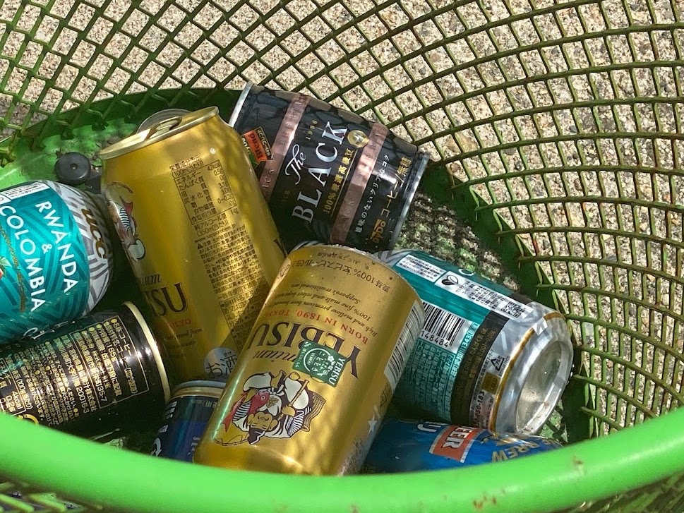 ゴミ箱の中にビールの空き缶が・・・