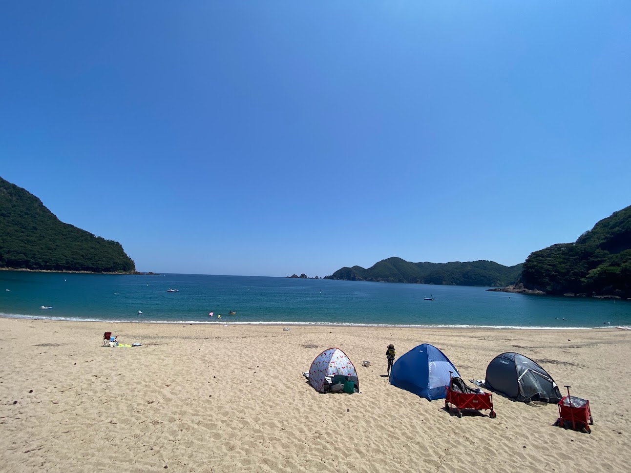 簡易テントが主流の近年の海水浴場