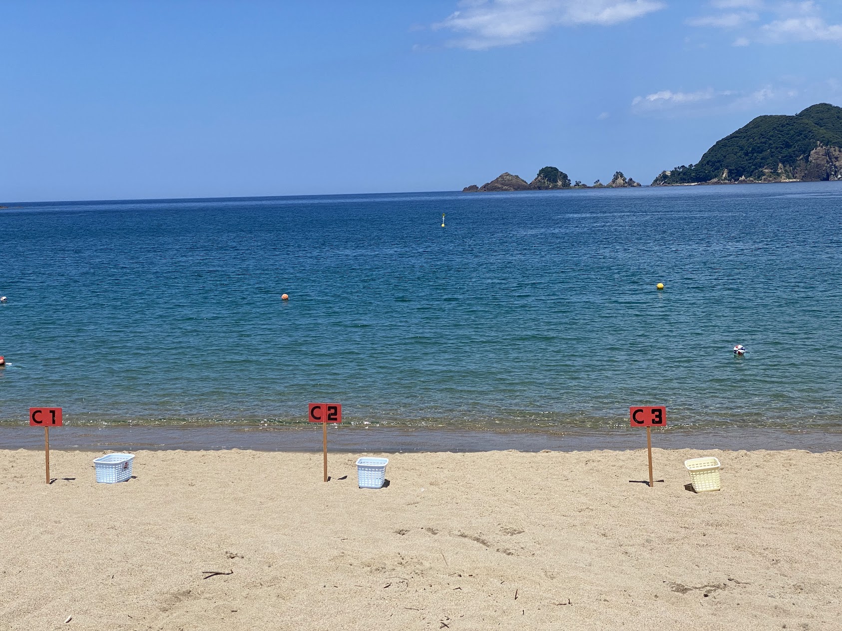 佐津海水浴場のシンボル「貝殻島」