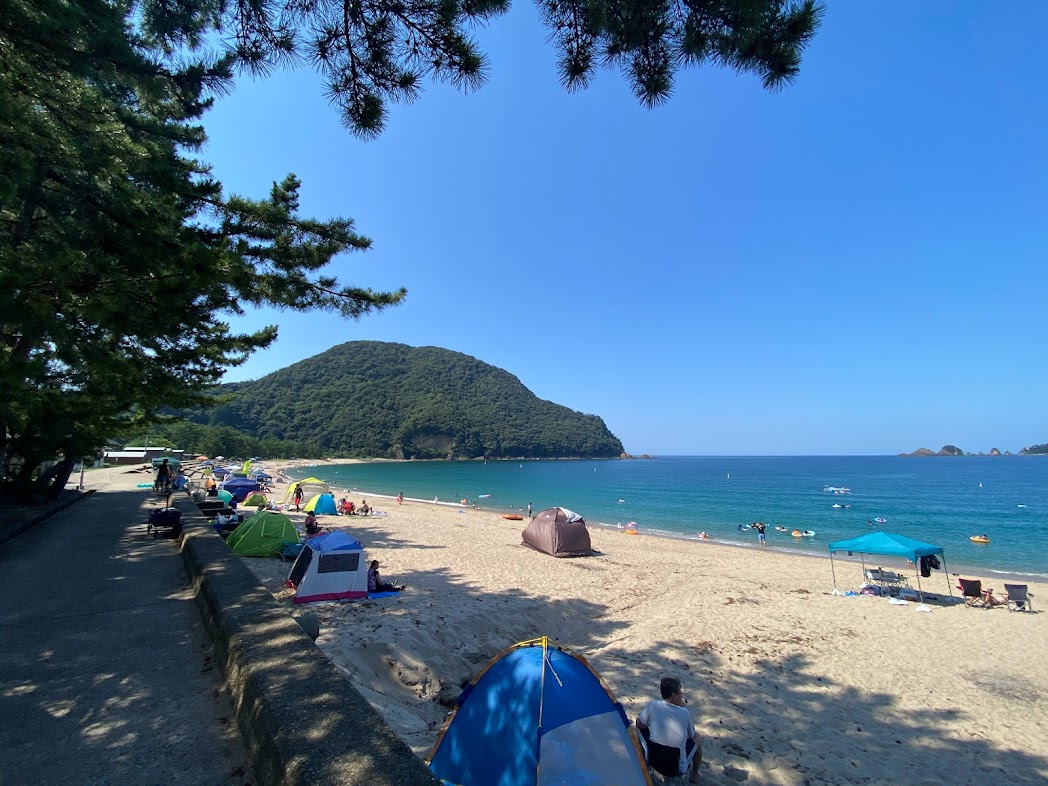 お子様連れ、家族連れが多いのが佐津海水浴場の特徴